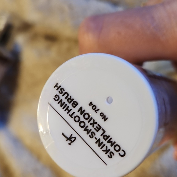 Brand new. ITcosmetics makeup brush . Heavenly skin . Skin smoothing complexion - Picture 2 of 4